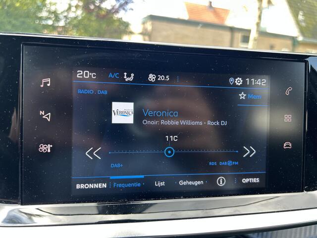 Peugeot 2008 1.2 Turbo 130 PK Allure | Automaat | GT Look Zwart Dak | Trekhaak 1200 KG | Parkeer Camera | Stoelverwarming | Navigatie via Apple Carplay | Lichtmetaal | LED Verlichting | Cruise control | Climate control.