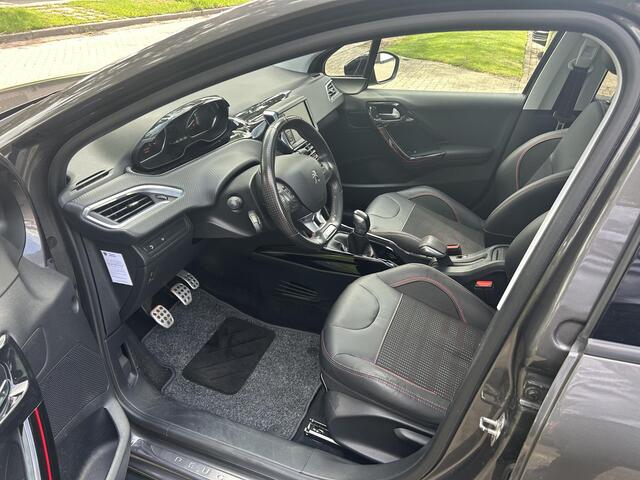 Peugeot 2008 1.2 Turbo 110 PK GT-line | Navigatie | Trekhaak 1250 KG | Panoramadak | 17" Lichtmetalen Velgen | Camera | All Season Banden | Parkeersensoren | Half Lederen Bekleding | LED Dagrijverlichting