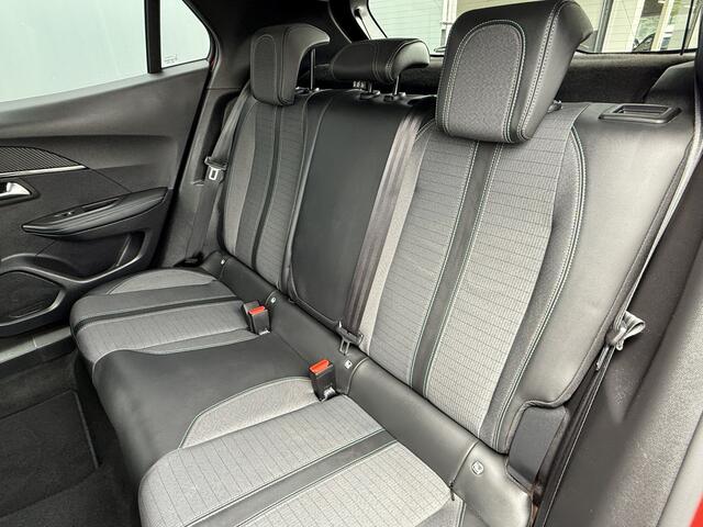 Peugeot 2008 BWJ 2022 1.2 131 PK Allure HALF LEDER / CAMERA 360 / CLIMA / NAVI / CRUISE / BLUETOOTH / APPLE CARP. / ANDROID AUT. / LMV 17 INCH / ISOFIX / PRIV. GLAS / MULTIFUNCT. STUUR