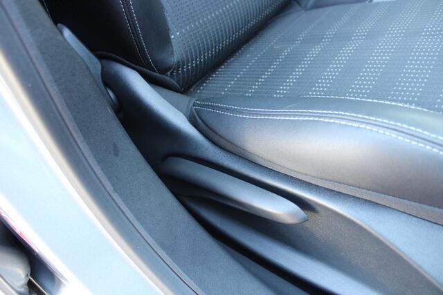 Peugeot 2008 1.2 PureTech 110pk Allure Airco Navi Panoramadak Carplay DAB