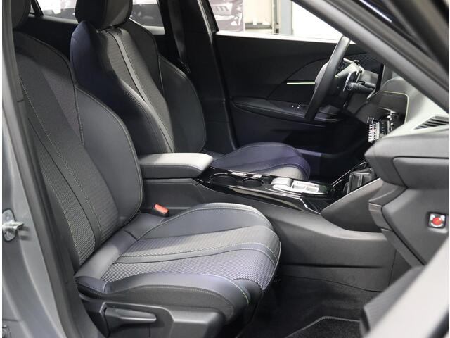 Peugeot 2008 1.2 130PK GT | AppleCarplay/Android Auto | Keyless | Adaptive Cruise Control | Climate Control | Camera | FULL LED | Two-Tone | Sfeerverlichting | Isofix | Privacy Glass | Trekhaak |