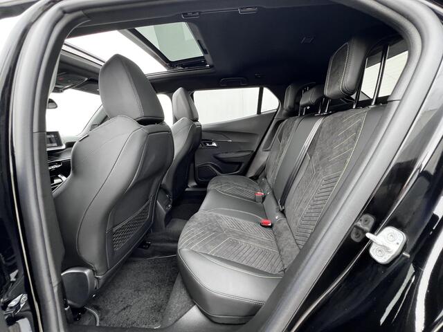 Peugeot 2008 1.2 Hybrid 145 GT / Nieuw, veel voordeel / tot 8 jaar Garantie / Elektr. schuifdak en bestuurdersstoel / Stoelverwarming / Camera 360° / Adapt. CC / Navi / Apple Carplay Android / 17" LM wielen / ook in grijs leverbaar