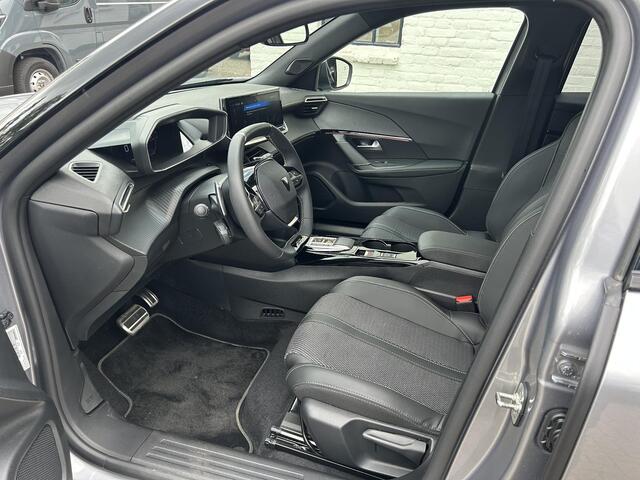 Peugeot 2008 1.2 Hybrid 145 GT | Automaat | Navigatie | 360 Graden Camera | 18 Inch Evissa | Keyless Entry | Full LED Verlichting | Zwart Dak | Dode Hoek Detectie | Cruise Control Adaptief | Climate Control | Hoge Zitpositie.
