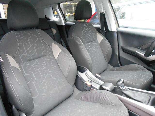 Peugeot 2008 1.2i Pure Tech Style NL-auto met logische km's !