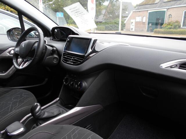 Peugeot 2008 1.2i Pure Tech Style NL-auto met logische km's !