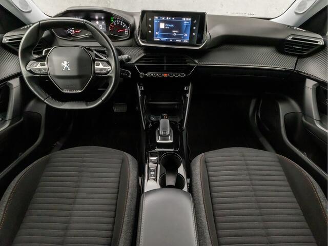 Peugeot 2008 1.2 PureTech Allure Sport Automaat (APPLE CARPLAY, GROOT NAVI, LANE ASSIST, GETINT GLAS, SPORTSTOELEN, PARKEERSENSOREN, LED KOPLAMPEN, DAB+, CRUISE, NIEUWSTAAT)