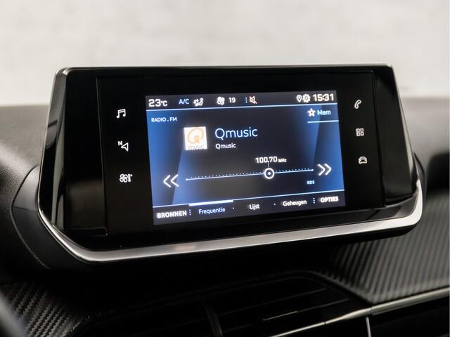 Peugeot 2008 1.2 PureTech Allure Sport Automaat (APPLE CARPLAY, GROOT NAVI, LANE ASSIST, GETINT GLAS, SPORTSTOELEN, PARKEERSENSOREN, LED KOPLAMPEN, DAB+, CRUISE, NIEUWSTAAT)