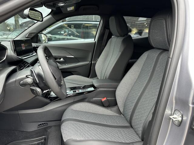 Peugeot 2008 1.2 Hybrid 145 PK Allure Automaat ¤ 7000,- DEMO VOORDEEL | 2025 Auto | Hybride Elektrisch rijden met Automaat | Keyless entry/Start | Parkeercamera 360 graden | Stoelverwarming | LED Verlichting | Navigatie | 17" Lichtmetalen Velgen | Cruise & Climate Con
