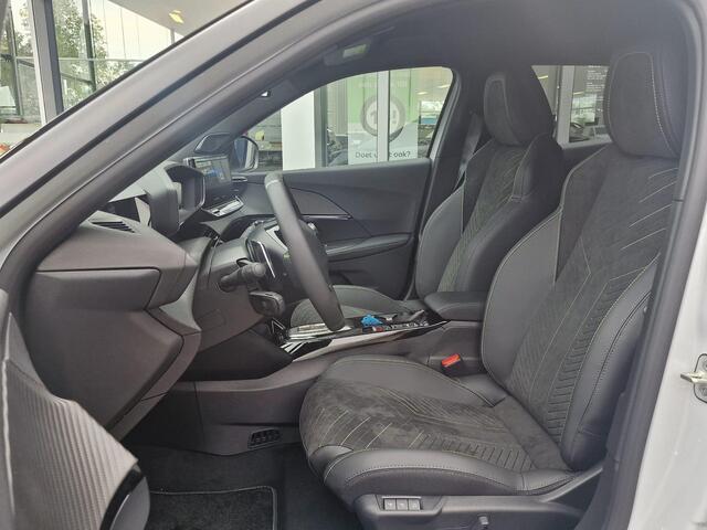 Peugeot 2008 1.2 Hybrid 145 GT | Stoelmassage/-verwarming | Adaptive Cruise Control | Draadloze telefoonlader | Alcantara bekleding | Navigatie | Climate Control | Apple Carplay/Android Auto | Parkeercamera/-sensoren |