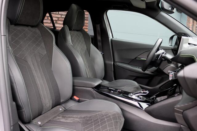 Peugeot 2008 1.2 PureTech GT Pack Aut8 | Adpatieve Cruise Control | Panoramadak | Focal Sound System | Sfeerverlichting | Camera | Keyless Go | 3D-Display | Stoelverwarming | Full Led |