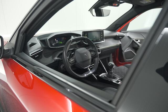 Peugeot 2008 PureTech 130 GT Pack | Panoramadak | Camera | Adaptieve Cruise Control | Stoelverwarming