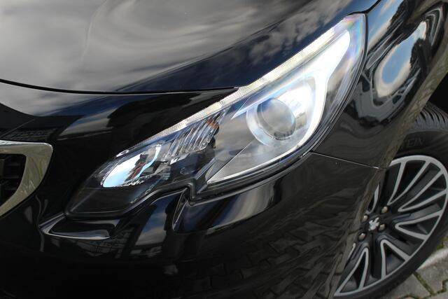 Peugeot 2008 1.2 Blue Lion | incl. 12 maanden garantie | Trekhaak | Navigatie | Cruise control | DAB+ | Lichtmetalen velgen | Parkeersensoren achter |