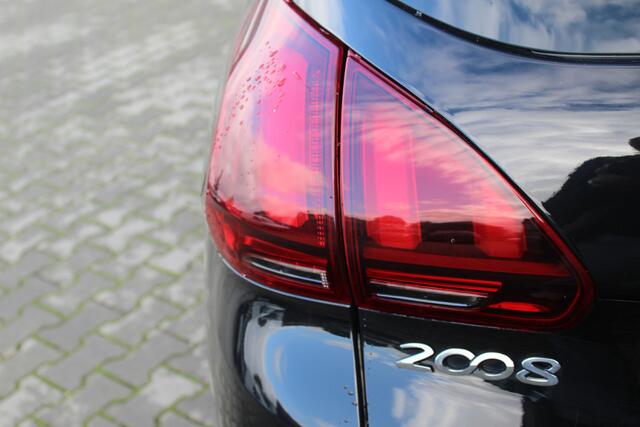 Peugeot 2008 1.2 Blue Lion | incl. 12 maanden garantie | Trekhaak | Navigatie | Cruise control | DAB+ | Lichtmetalen velgen | Parkeersensoren achter |