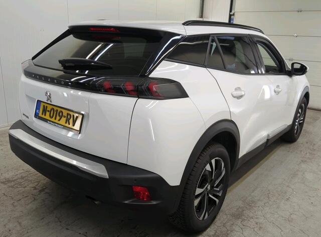 Peugeot 2008 1.2 100 pk Allure Navigatie Climate Control Parkeersensoren Carplay Android Lichtmetalen velgen led Koplampen 1/2 Leder NL Auto 1e Eigenaar