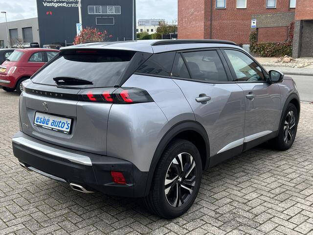 Peugeot 2008 1.2 Turbo 130 pk Automaat Allure Pack Navigatie* Carplay Keyless Camera 17 inch Velgen Stoelverwarming ACC I-Cockpit Getint Glas Distributieriem is vervangen