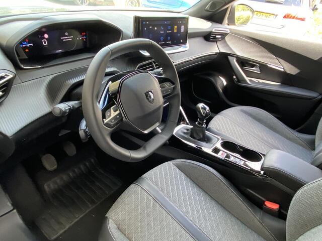 Peugeot 2008 1.2T 100pk Allure | Privacy Glass | Parkeersensoren | Apple Carplay/Android Auto | Cruise Control | Facelift model