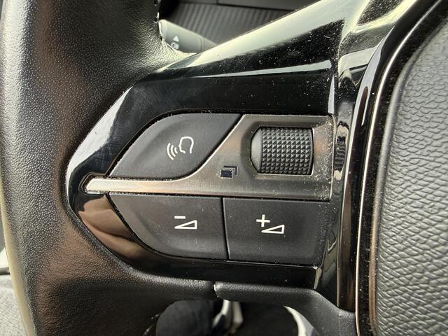 Peugeot 2008 1.2 PureTech Allure | Navigatie | 3D-Cockpit | Stoelverwarming | Parkeersensoren met Camera | Climate & Cruise Control |