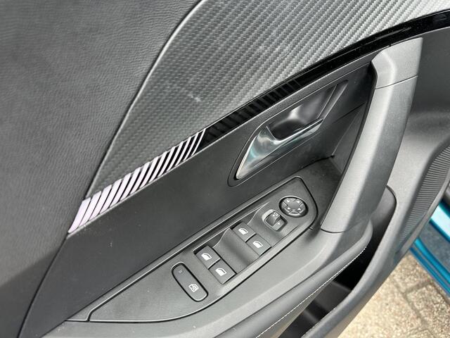 Peugeot 2008 1.2 Hybrid 145 PK Allure ¤ 6.000,- DEMO VOORDEEL| Automaat | Navigatie | Keyless entry | Stoelverwarming | Adaptieve Cruise Control | 360 Graden Camera | Parkeersensoren V+A | Hoge Zitpositie | Hybride Elektrisch rijden met Automaat | Climate Control | St