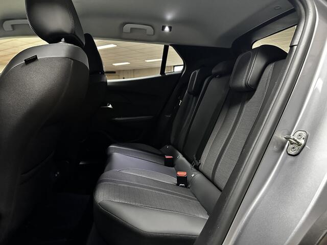 Peugeot 2008 1.2 PureTech Allure Pack/ Half-Leder/ 17'' LMV/ Two-Tone/ LED Koplampen/ Lane-Assist./ Camera/ Apple + Android/ Virtual Cockpit/ Clima/ Cruise/ Bluetooth/ Armsteun/ PDC/ Extra getint glas.