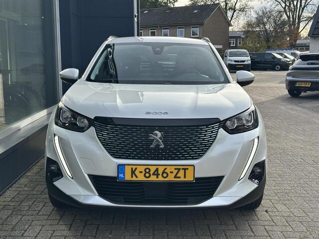 Peugeot 2008 1.2 Turbo 100 PK Allure Pack | 1e Eigenaarsauto met slechts 25.370 km! | Navigatie | Camera | Hoge Zitpositie | LED verlichting | Cruise Control | Climate Control | 17" Lichtmetalen Wielen | Groot Multimedia scherm met Apple Carplay |