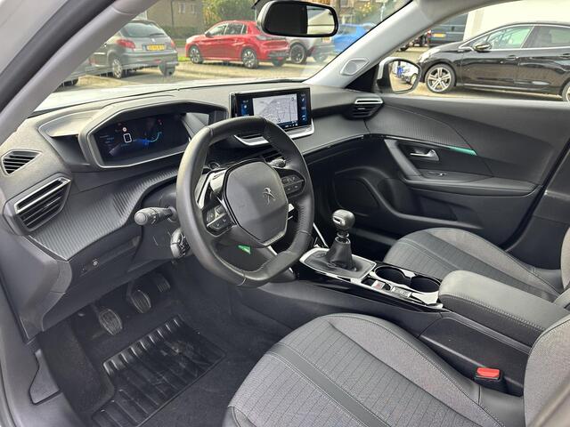 Peugeot 2008 1.2 Turbo 100 PK Allure Pack | 1e Eigenaarsauto met slechts 25.370 km! | Navigatie | Camera | Hoge Zitpositie | LED verlichting | Cruise Control | Climate Control | 17" Lichtmetalen Wielen | Groot Multimedia scherm met Apple Carplay |