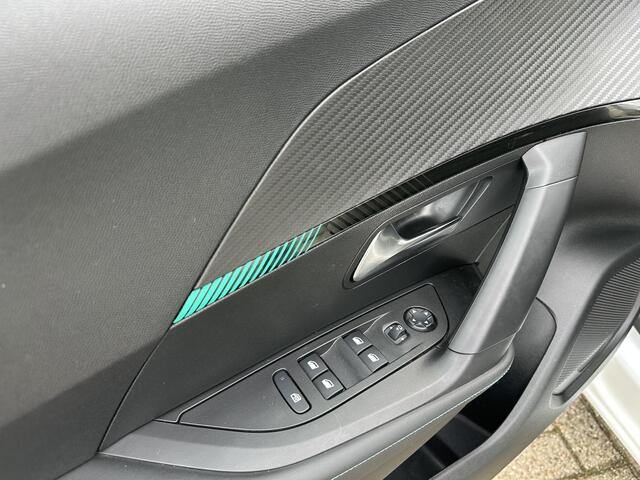 Peugeot 2008 1.2 Turbo 100 PK Allure Pack | 1e Eigenaarsauto met slechts 25.370 km! | Navigatie | Camera | Hoge Zitpositie | LED verlichting | Cruise Control | Climate Control | 17" Lichtmetalen Wielen | Groot Multimedia scherm met Apple Carplay |