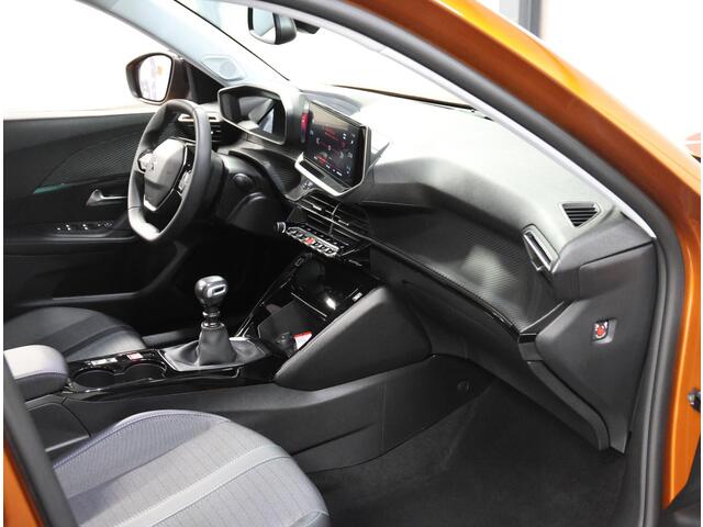 Peugeot 2008 130PK Allure Pack | 1ste eigenaar | AppleCarplay/Android Auto | Armsteun | Navigatie | Cruise Control | Climate Control | Camera | LED lampen | 17"LMV | Isofix | Privacy Glass |