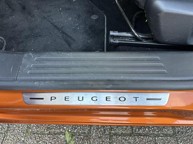 Peugeot 2008 1.2 Turbo 130 PK GT Pack | Meest Complete Uitvoering | Panorama Schuif-Kanteldak | Navigatie | Trekhaak 1200 Kg Afneembaar | Alcantara Interieur | Stoelverwarming | Adaptieve Cruise Control | Full LED Verlichting | Keyless Entry | Climate Control | Camera