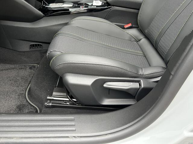 Peugeot 2008 1.2 Hybrid 145 PK GT | Automaat Hybride | VOORRAAD DEAL met ¤7.000 Korting | Panorama Schuif-/Kanteldak | Navigatie | 360 Graden Camera | Keyless Entry | Full LED Verlichting | Zwart Dak | Climate Control | 18" Lichtmetalen Velgen Evissa | Sportstoelen | 