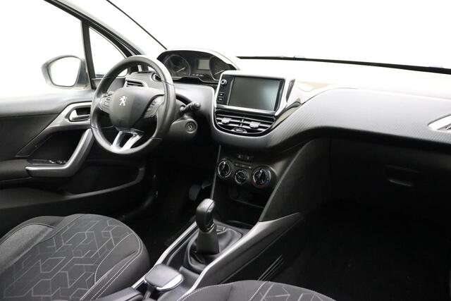 Peugeot 2008 1.2 PureTech Blue Lion 110 PK | Handgeschakeld | Panorama dak | Trekhaak | Licht Metalen Velgen | Navigatie | Parkeersensor | Cruise Control | Airco