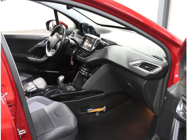 Peugeot 2008 1.2 110PK Allure | Panoramadak | AppleCarplay/Android Auto | 16"LMV | Navigatie | Cruise Control | Climate Control | Isofix | Privacy Glass |