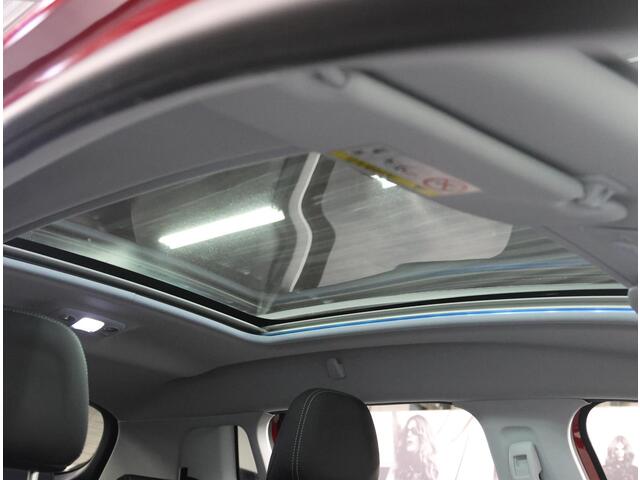 Peugeot 2008 1.2 110PK Allure | Panoramadak | AppleCarplay/Android Auto | 16"LMV | Navigatie | Cruise Control | Climate Control | Isofix | Privacy Glass |