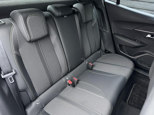 Peugeot 2008 GT 1.2 Hybrid 136PK e-DCS6 Automaat Navigatie, Achteruitrijcamera, Keyless, Parkeersensoren, Adaptieve Cruise Control, Apple Carplay, Android Auto