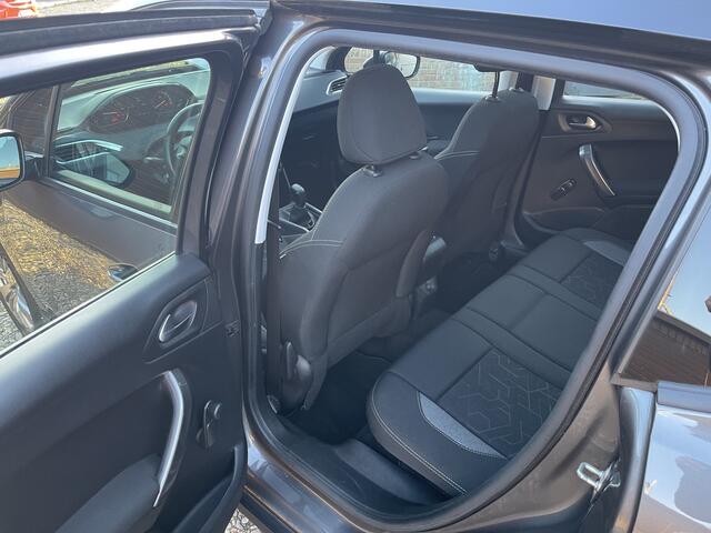 Peugeot 2008 1.2 PureTech Blue Lion Panoramadak, lichtmetalen velgen