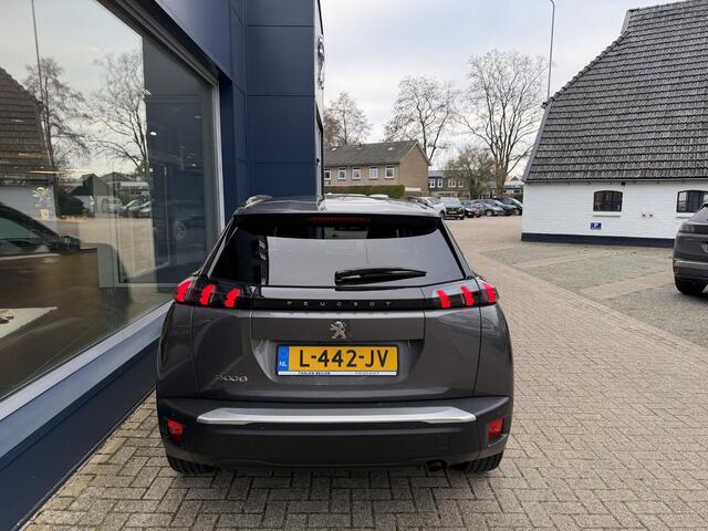 Peugeot 2008 1.2 Turbo 100 PK Allure Pack | 1e Eigenaarsauto met slechts 38.851 km! | Afneembare trekhaak 1200KG | Navigatie | Camera | Hoge Zitpositie | LED verlichting | Cruise Control | Climate Control | 17" Lichtmetalen Wielen | Groot Multimedia scherm met Apple C