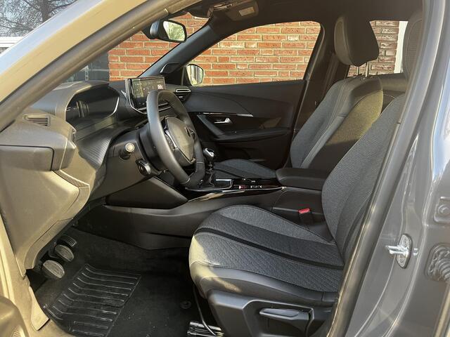 Peugeot 2008 Allure 1.2 Turbo 100pk | i-COCKPIT® | PARKEERHULP V+A | DRAADLOOS APPLE CARPLAY / ANDROID AUTO | CLIMA | CRUISE CONTROL | ALL-SEASONBANDEN | DAB+