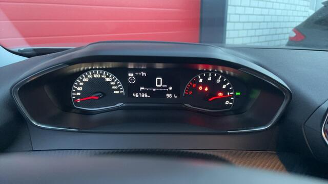 Peugeot 2008 1.2 PureTech Active CARPLAY / NAVI / AIRCO / PDC / BLUETOOTH / CRUISE / DAB+ / NL-AUTO