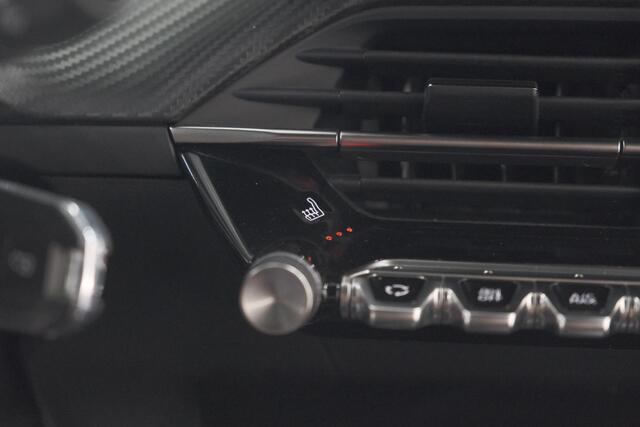 Peugeot 2008 PureTech 130 EAT8 Active Pack | Parkeersensoren | Apple CarPlay | Climate Control | Stoelverwarming