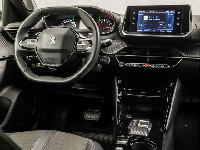Peugeot 2008 1.2 PureTech Allure Sport Automaat (APPLE CARPLAY, NAVIGATIE, CLIMATE, 360 CAMERA, LEDER, SPORTSTOELEN, GETINT GLAS, ZWART HEMEL, CRUISE, NIEUWSTAAT)