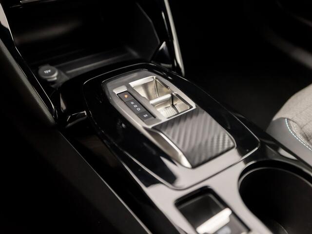 Peugeot 2008 1.2 PureTech Allure Sport Automaat (APPLE CARPLAY, NAVIGATIE, CLIMATE, 360 CAMERA, LEDER, SPORTSTOELEN, GETINT GLAS, ZWART HEMEL, CRUISE, NIEUWSTAAT)