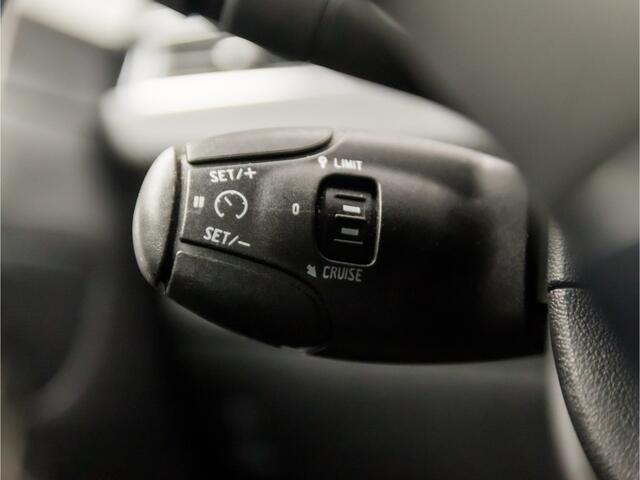 Peugeot 2008 1.2 PureTech Sport (PANORAMADAK, APPLE CARPLAY, NAVIGATIE, CLIMATE, LEDER, SPORTSTOELEN, GETINT GLAS, PARKEERSENSOREN, NIEUWSTAAT)