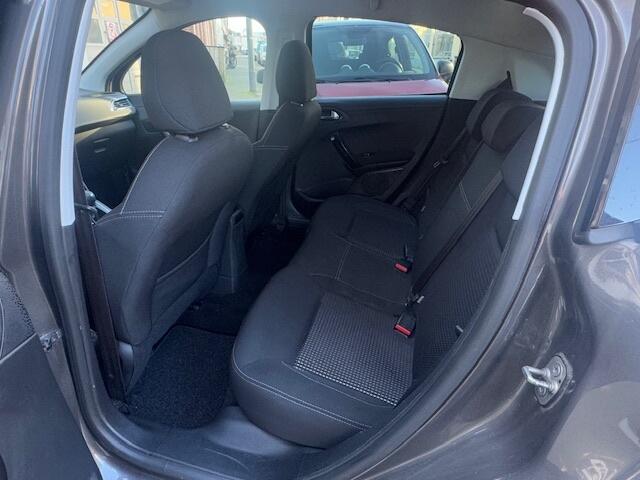 Peugeot 208 1.2 PureT. Signature