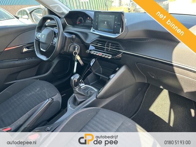 Peugeot 208 1.2 PureTech Active GARANTIE/CARPLAY/CLIMA/CRUISE/NAVI/PARKEERSENS./LICHTMETAAL rijklaarprijs!