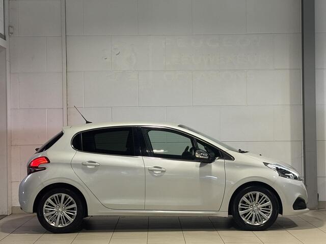 Peugeot 208 Allure 1.2 Turbo 110pk EAT6 | ALL SEASON BANDEN | CLIMATE CONTROL | APPLE CARPLAY / ANDROID AUTO | DONKER GETINT GLAS | ISOFIX | CLIMATE CONTROL |