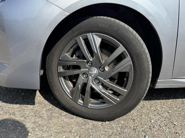 Peugeot 208 1.2 PureTech Allure // CRUISE // NAVI // PDC // APPLE CARPLAY - ANDROID AUTO // DAB RADIO // LED //