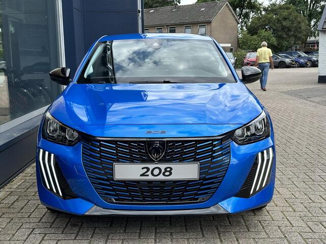 Peugeot 208 1.2 Turbo 100 PK Allure | ¤ 4200 DEMO Voordeel | Nieuwste Model 208 | Bouwjaar 2025 | Navigatie via Telefoon | Stoelverwarming | LED Verlichting | Lichtmetalen Velgen 16" | Half Lederen Bekleding | Groot Multimedia Scherm | Climate Control | Cruise Contro