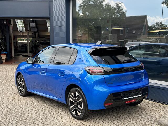 Peugeot 208 1.2 Turbo 100 PK Allure | ¤ 4200 DEMO Voordeel | Nieuwste Model 208 | Bouwjaar 2025 | Navigatie via Telefoon | Stoelverwarming | LED Verlichting | Lichtmetalen Velgen 16" | Half Lederen Bekleding | Groot Multimedia Scherm | Climate Control | Cruise Contro