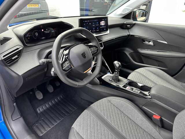 Peugeot 208 1.2 Turbo 100 PK Allure | ¤ 4200 DEMO Voordeel | Nieuwste Model 208 | Bouwjaar 2025 | Navigatie via Telefoon | Stoelverwarming | LED Verlichting | Lichtmetalen Velgen 16" | Half Lederen Bekleding | Groot Multimedia Scherm | Climate Control | Cruise Contro