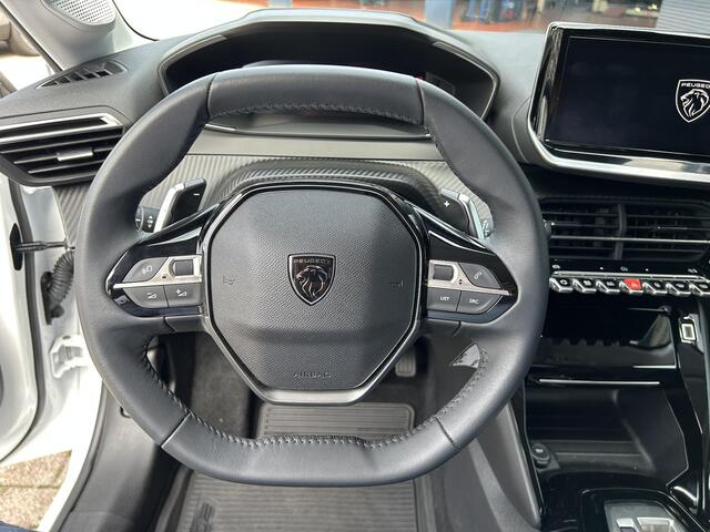 Peugeot 208 1.2 Hybrid 110 PK Allure | Hybride Elektrisch rijden met Automaat | 360 Graden Camera + Dodehoek detectie | Stoelverwarming | LED Verlichting | Navigatie | Lichtmetalen Velgen | Cruise & Climate Control.