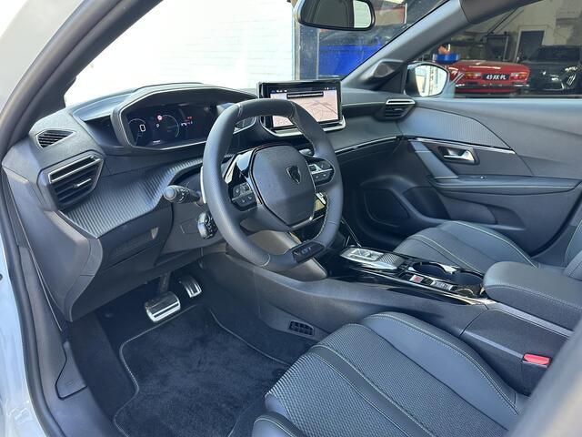 Peugeot 208 1.2 Hybrid 145 PK GT Automaat | Meest Complete Uitvoering | Glazen Panoramadak | Navigatie | 360 Graden Camera | Dode Hoek Detectie | Climate Control | Keyless Entry & Start | Cruise Control | Sportstoelen | 17" Lichtmetalen Velgen | Full LED Verlichting 